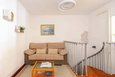 Image de Cozy duplex apartment steps from the sea. Large terrace