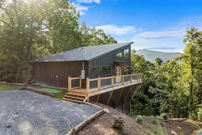 Image de Little Bear Lodge-new & private 3br lodge in Cosby, mini golf, hot tub mtn views