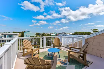 Image de 🌞PuraVita: Pet Friendly | Ocean Views | Rooftop Deck | Walk to Beach🌞
