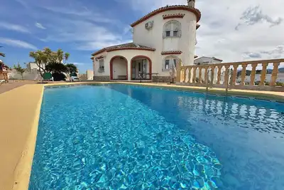 Casa Gwen - Spacious Villa With sea Views