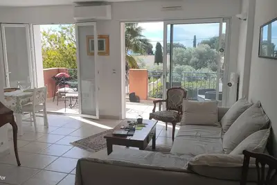 Image de Appartement sur les hauts de Bandol : confort, vue mer, calme et verdure!