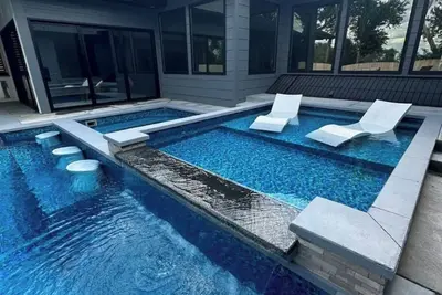 Image de 1-bedroom Pool house in just outside of west Wichita, with pool and spa.