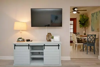 Image de Unique Home, Walk to Beach, 2 Kitchens, Rockets!