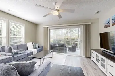 Image de Golf course view home with patio, close to ocean and beach access