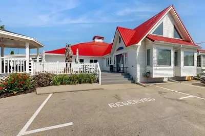 Image de Tiki Beach Condo, with stunning lake views, beach access & bar/restaurant onsite