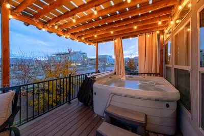 Image de Welcome to The \"Life Elevated\" Home! Minutes to all ski resorts!