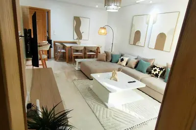 Luxury Apt, 4min walk to beach, secure parking