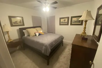 Image de Great 2-bedroom house for Gamedays of a Family getaway! Only 2. 8 miles to Bds!