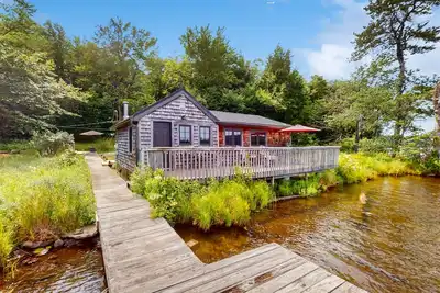 Image de Remote lakefront cabin, dog-friendly with deck & outdoor shower