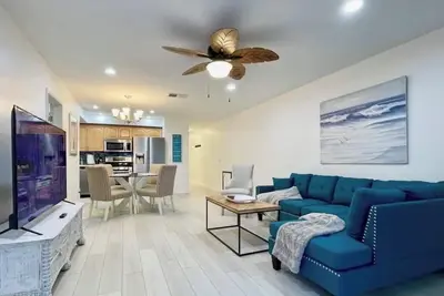 Image de Spectacular Beach Retreat 2 bedroom with Ocean View - 5 minute walk to beach