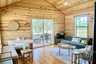 Image de Serenity Cabin is a charming getaway in the gorgeous Hill Country.
