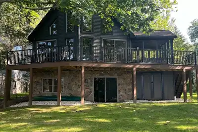 Image de Gorgeous, newly removated 5-bedroom Lakefront Lodge!
