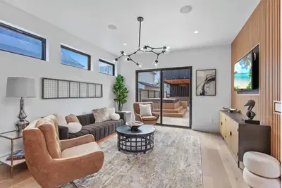 Image de Luxury 4br w/hot tub - Walk to lake & shops!