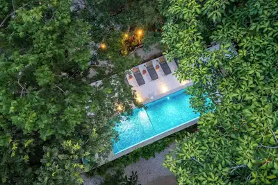 Image de New - 4 bed, 4. 5 bath home w/ private beach access, volleyball court, & pool
