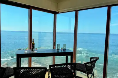 Image de New Listing! Oceanfront Corner Top Floor 2 Bedroom Unforgettable Views\n