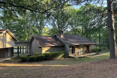 Image de Red Dirt Retreat: Newly Renovated Lakefront Property with Covered Parking