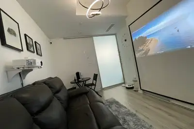 Image de Minutes to Subway Station! Entire Floor w/Private Living room & Ensuite bathroom