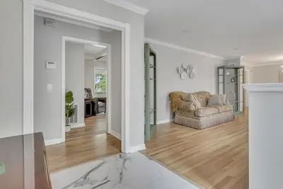 Image de Spacious 4-Bedroom/3 Bath Furnished Mid-Term Charming Home in Mid-Town Savannah\n