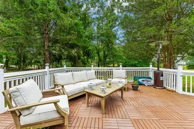 Image de Charming home with seasonal pool & fireplace, pet-friendly