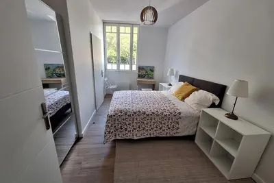 Image de Appartement T2 rénové, avec jardin, garage, proche du centre, bien accessible.
