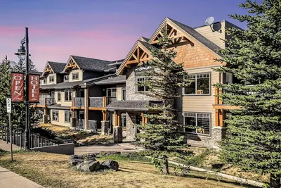 Image de Cozy condo with mountain views, river walks. Hot tub & Gym. 10 min to Canmore! ! !