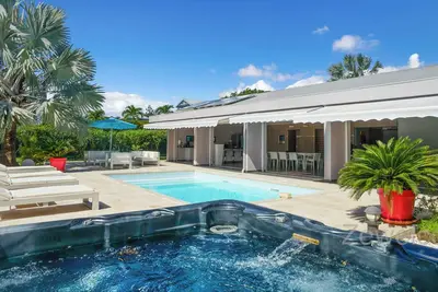 Image de Perchées sur les hauteurs de Saint-François la villa Indigo surplombe le golf