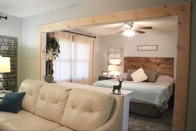 Image de Guest suite sleeps 18 with 7 bedrooms just 10 miles from the U of I! !