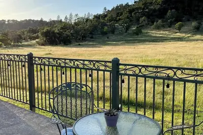 Image de Beautifully remodeled studio with kitchenette in the Calistoga vineyards