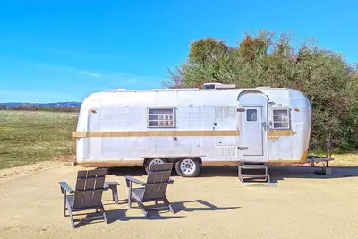 Image de Janis Jopplin Trailer - Janis Jopplin Themed Vintage Trailer on Vineyard