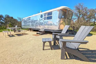 Image de Billie Holiday Trailer - Billie Holiday themed Spartan Trailer On Vineyard