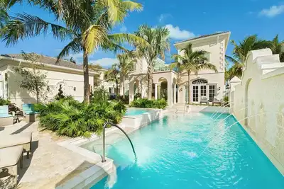 Image de Breathtaking Pool View Suite w/ Balcony | Scenic Stroll at our Private Beach