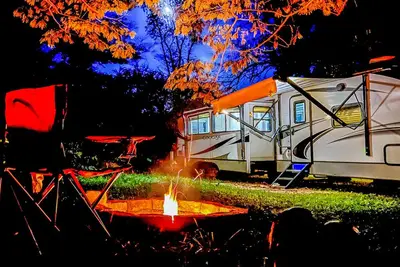 Image de Cozy Luxe Rv: Your Foothills Haven on the Mountain