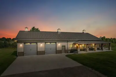 Image de Barn! Golf Sim\/Theater, Bunk Slide, Mini Golf, Hot Tub, Saloon Bar, Firepit!