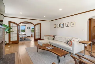 Image de Perch - Phinney Ridge Vintage Charm: Enjoy Stunning Olympic Mountain Views