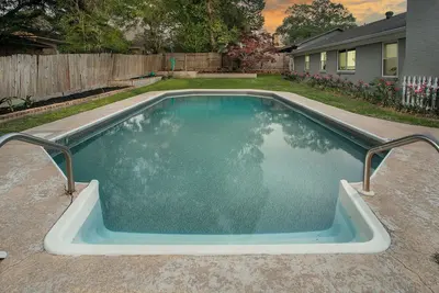 Image de Rare~Boho~OutdoorOasis~Pool~Firepit~Grill~Kingbed~