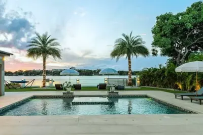 Image de Opulent Waterfront Villa | The Glamhomes
