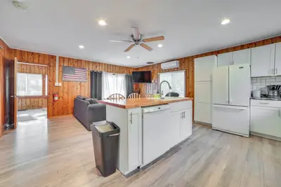 Image de Quiet Family Home w\/ Yard < 1 Mi to Houghton Lake!