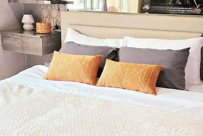 Image de Cozy 1-bedroom hideout with highspeed WiFi in McKinley