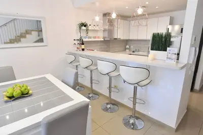 Image de The Monumental: 7 Bedrooms\/5. 5 Bathrooms Vacation Rental In City Center