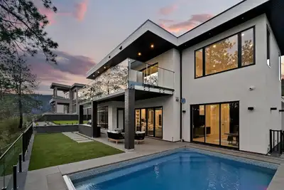 Image de Hillside Retreat - Pool | Hot Tub | King Bed | Okanagan Views