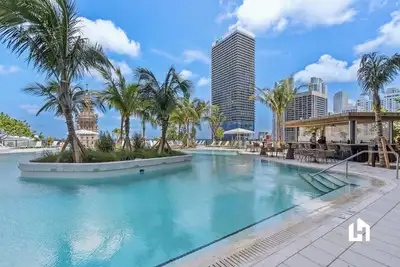Image de Downtown Oasis, Pool, Gym & Balcony