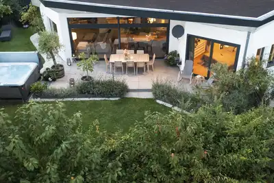 Image de Oak Tree vacation home, modern Eifel chalet with sauna, whirlpool and pure nature