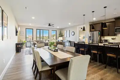 Image de Brand New Luxury Lakefront Condo Firework Views