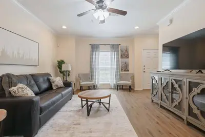 Image de Convenient Condo - 2br 2 Ba - Walk to Tech