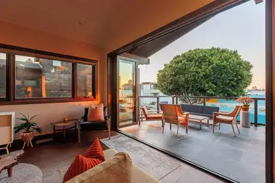 Image de Holiday Special! Ocean View Craftsman Home - Walk to Beach