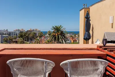 Image de August Special! Roof Top Deck, Ocean Views, Walk to Beach