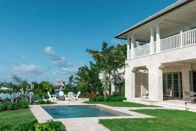 Image de Briland Club - Coral Cottage, Luxury Waterfront Vacation Rental, Private Pool
