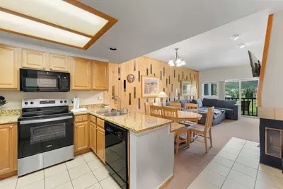 Image de Easy Resort Access w/ Shuttle Stop and Lifts Steps Away, Great Location!