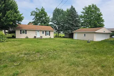 Image de Blue's Pad. . . \nA charming and cozy 2-bedroom house on Wixom Lake in Beaverton, Mi