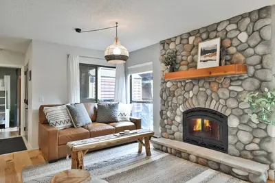 Image de Base 9 Sasquatch Ski Lodge: Recently Updated, Close to Town